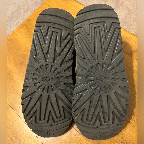 UGG Men's Neumel Classic Suede Lace-Up Chukka Boots, Charcoal, size 7 (Eur 40). - Picture 3 of 10